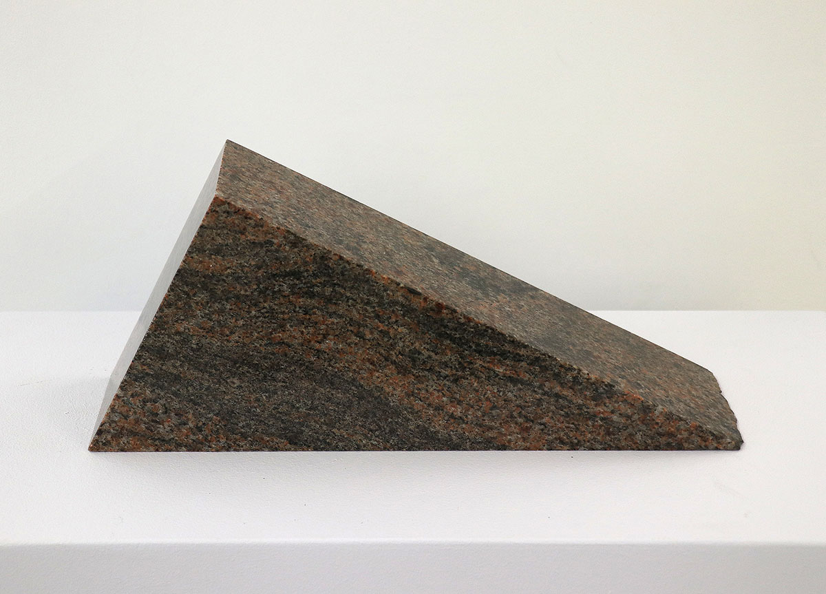 Anuket, 200940 x 10 x 16,5 cmgranite (Paradiso) Anuket, 200940 x 10 x 16,5 cmgranite (Paradiso)