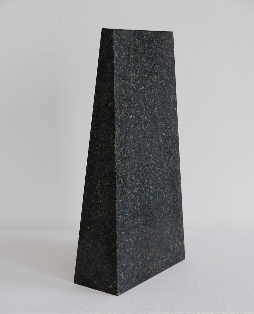 PHARAO, 19969,5 x 21 x 43 cmGranit