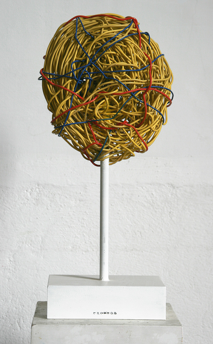 Selbstportrait ohne Haut, 200952 x 23 x 12 cmKunststoffisolierte Kupferdrähte;Holzsockel: 5,5 x 20 x 14,4 cm