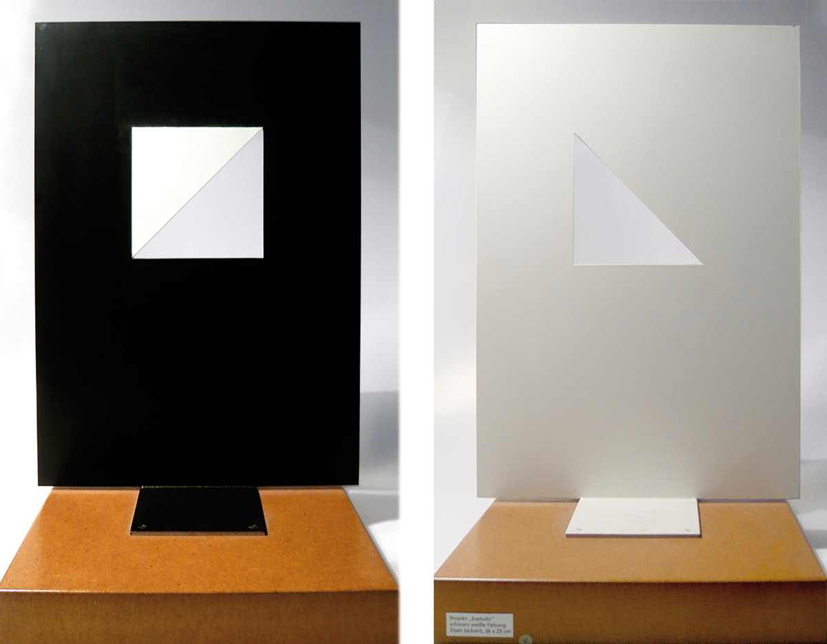 Schwarz-weiße Faltung, 200136 x 25 cm Eisen, lackiertSockel: 4 x 23 x 32 cm