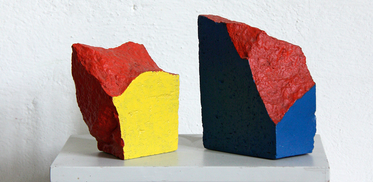 Ziegelkomposition, 199915,5 x 12 x 7 cm und 12,5 x 11 x 6,5 cmBruchstein, Ziegel, lackiert