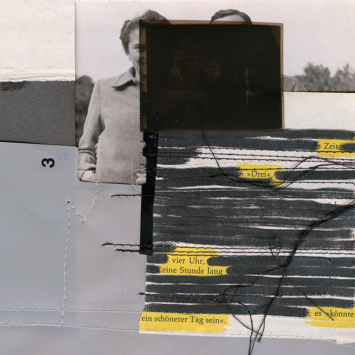 Poesie der kleinen Dinge 72, 202315 x 15 cm in 30 x 30 cmPapiercollage, Vintage Foto, genäht; gerahmt Poesie der kleinen Dinge 72, 202315 x 15 cm in 30 x 30 cmPapiercollage, Vintage Foto, genäht; gerahmt