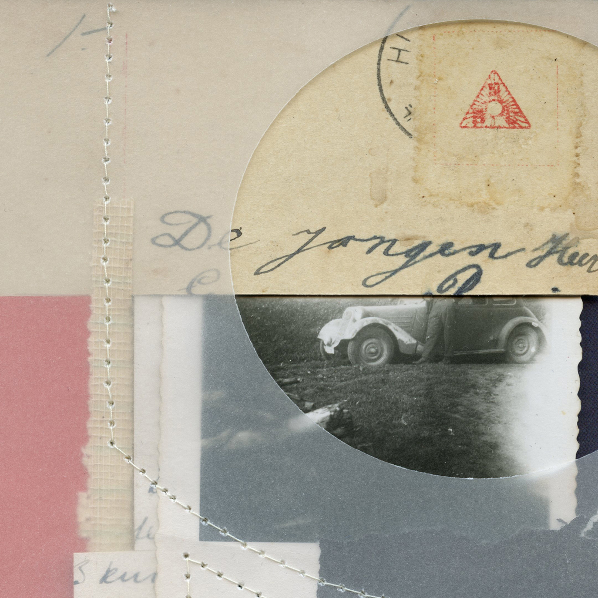 Poesie der kleinen Dinge #48, 202010 x 10 cm in 30 x 30 cmPapiercollage, Vintage Handschriften, genäht; gerahmt