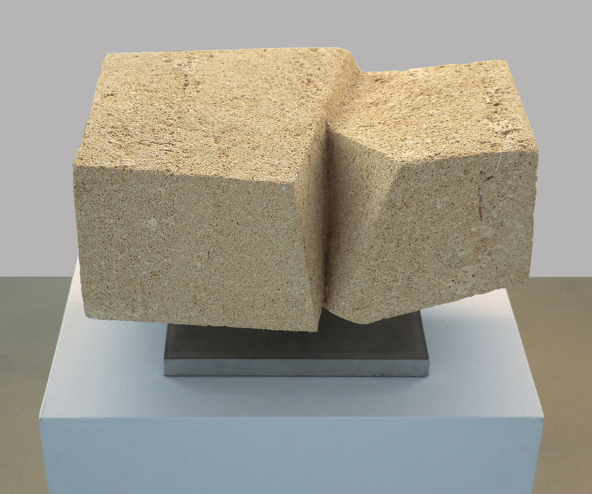 Offene Mitte, 197217 x 40 x 23 cmsandstone