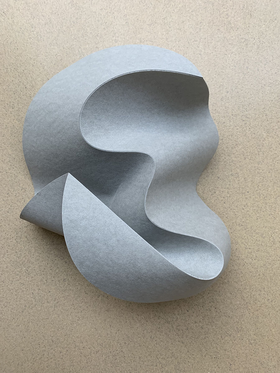 Elliptische Zweifalt mit Dreifachverdrehung 02, 202526 x 30 x 14 cmvulcanised cellulose, grey Elliptische Zweifalt mit Dreifachverdrehung 02, 202526 x 30 x 14 cmvulcanised cellulose, grey
