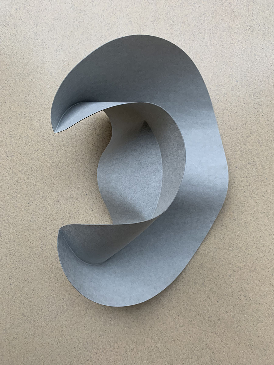 Elliptische Zweifalt mit Doppelverdrehung 02, 202524 x 30 x 18 cmvulcanised cellulose, grey Elliptische Zweifalt mit Doppelverdrehung 02, 202524 x 30 x 18 cmvulcanised cellulose, grey