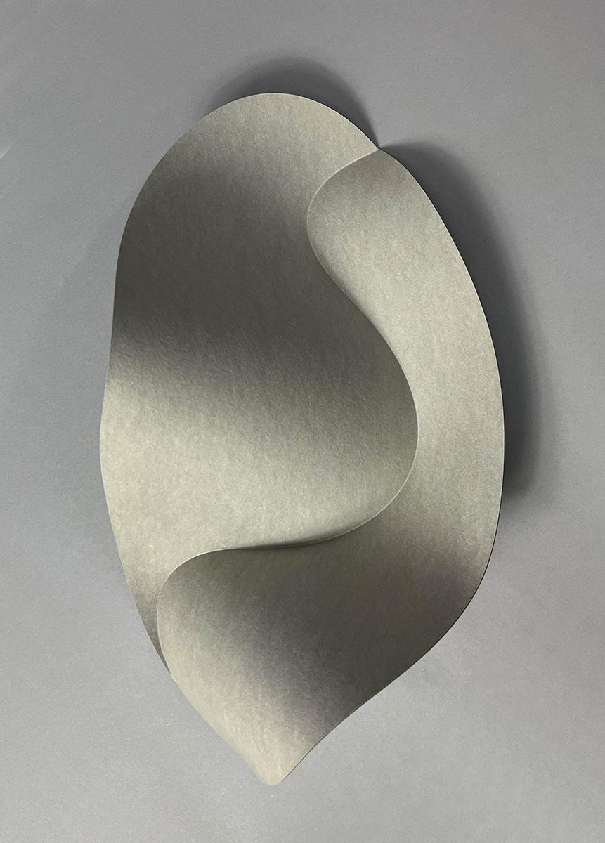 Elliptische Einfalt mit Doppelverdrehung 03, 202351 x 28 x 18 cmVulcanized paper, grey