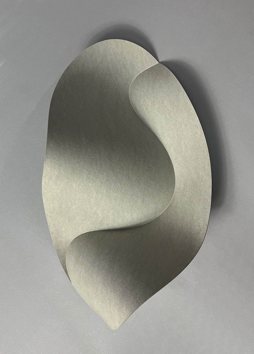 Elliptische Einfalt mit Doppelverdrehung 03, 202351 x 28 x 18 cmvulcanised cellulose, grey Elliptische Einfalt mit Doppelverdrehung 03, 202351 x 28 x 18 cmvulcanised cellulose, grey