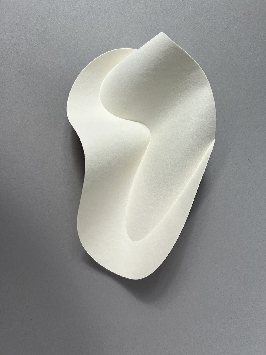 Elliptische Einfalt mit Doppelverdrehung 01, 202325 x 15 x 7 cmVulcanized paper, whiteEdition: 1/3