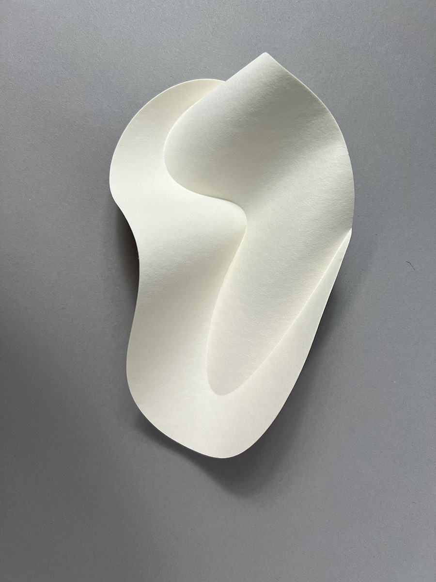 Elliptische Einfalt mit Doppelverdrehung 01, 202325 x 15 x 7 cmvulcanised cellulose, whiteEdition: 1/3 Elliptische Einfalt mit Doppelverdrehung 01, 202325 x 15 x 7 cmvulcanised cellulose, whiteEdition: 1/3