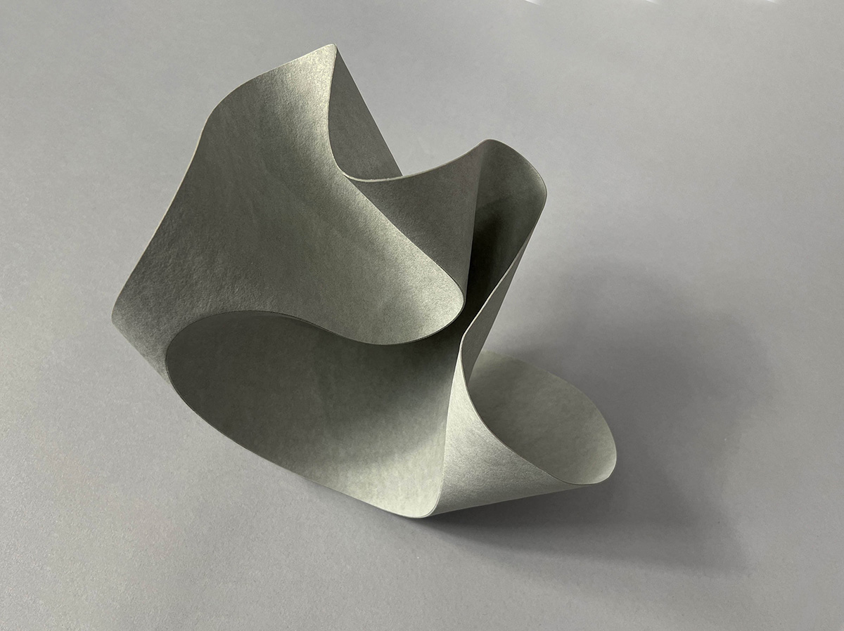 Elliptische Zweifalt mit loser Einfachverdrehung 01, 201927 x 21 x 15 cmvulcanised cellulose, greyEdition: 1/3 Elliptische Zweifalt mit loser Einfachverdrehung 01, 201927 x 21 x 15 cmvulcanised cellulose, greyEdition: 1/3