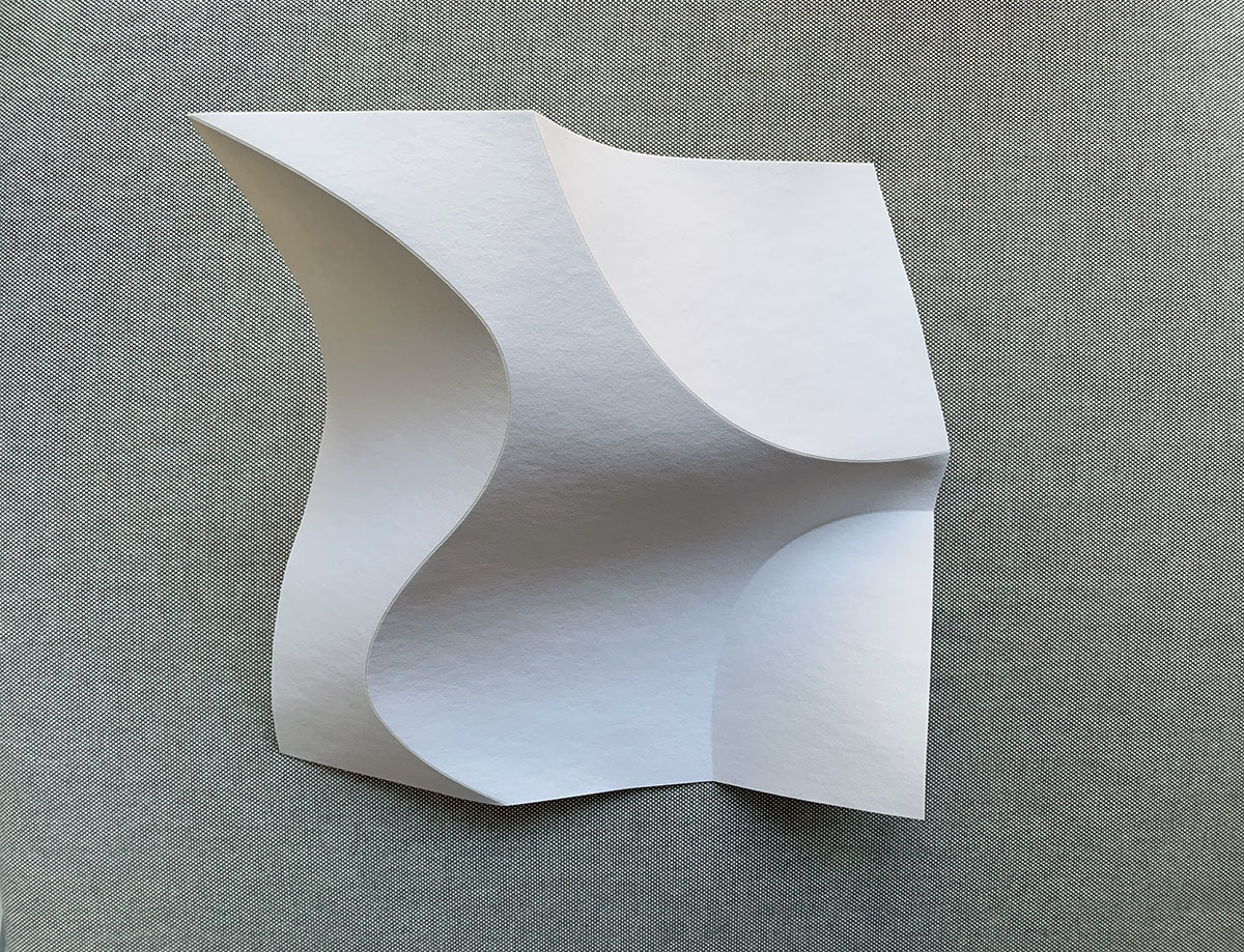 Quadratische Dreifalt mit Einfachverdrehung 04, 202427,5 x 27,5 x 10 cmvulcanised cellulos, white Quadratische Dreifalt mit Einfachverdrehung 04, 202427,5 x 27,5 x 10 cmvulcanised cellulos, white