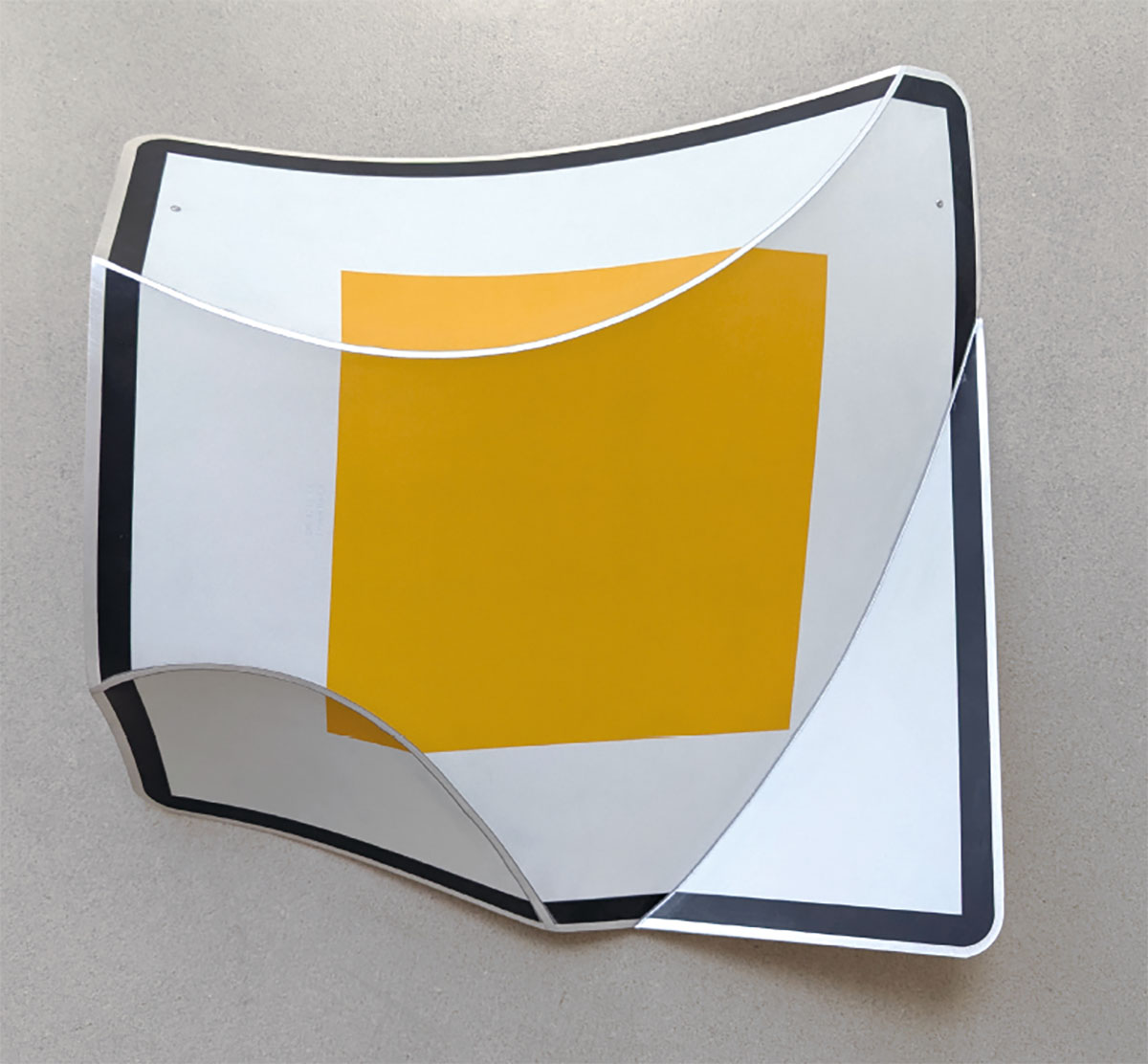 Quadratische Dreifalt 01, 202465 x 64 x 15 cmVerkehrszeichen, Aluminium