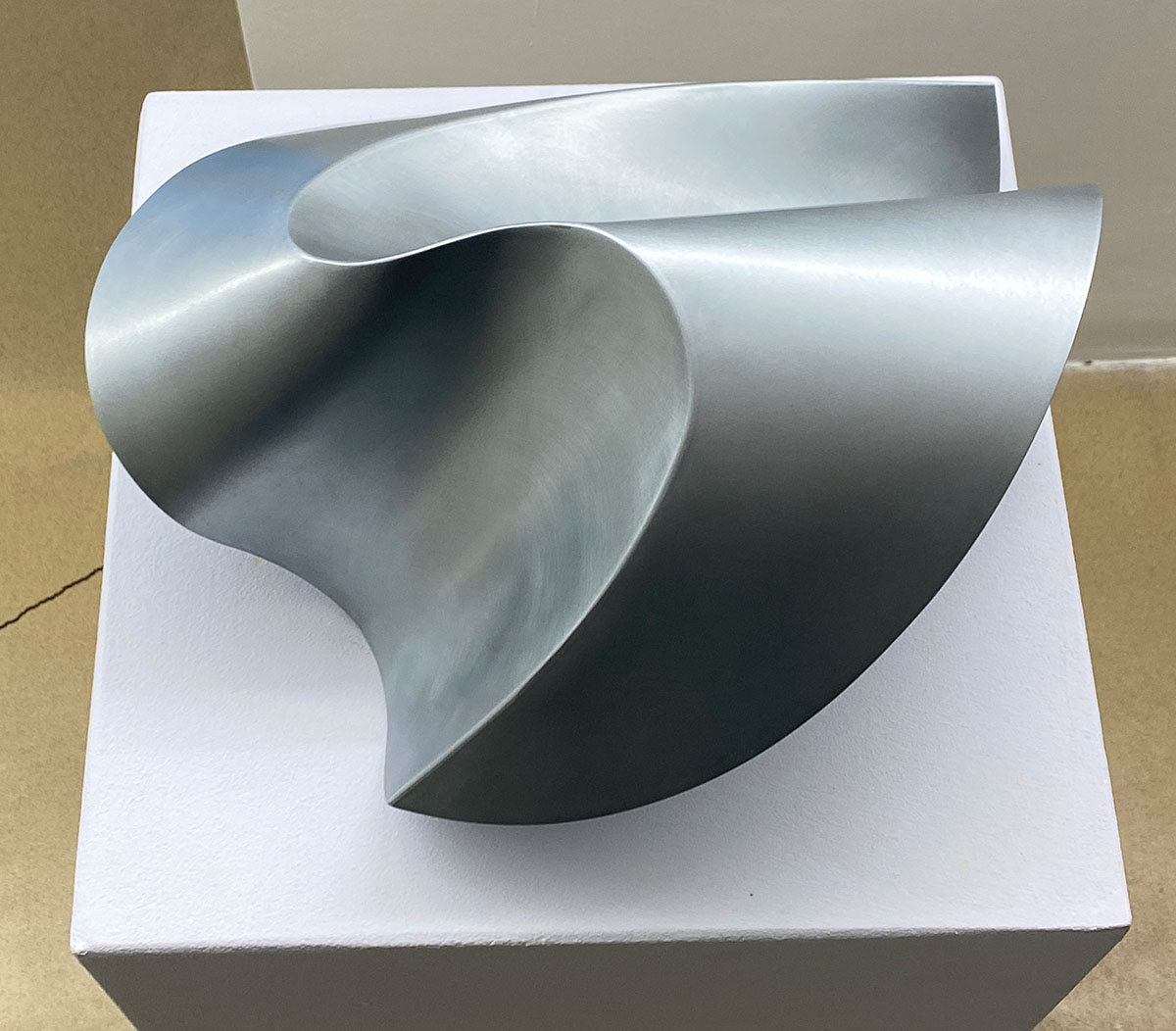 Elliptische Einfalt mit Einfachverdrehung 07, 202328 x 26 x 17 cmZinc, sanded, waxed