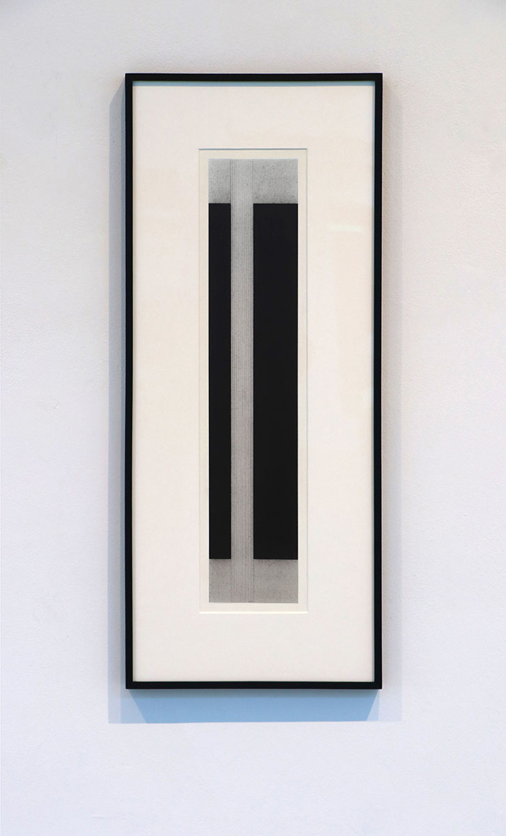 COLUMN 7, 199650 x 10 cm in 69 x 30 cmAcryl und Reisskohle auf Papier; gerahmt, Museumsglas