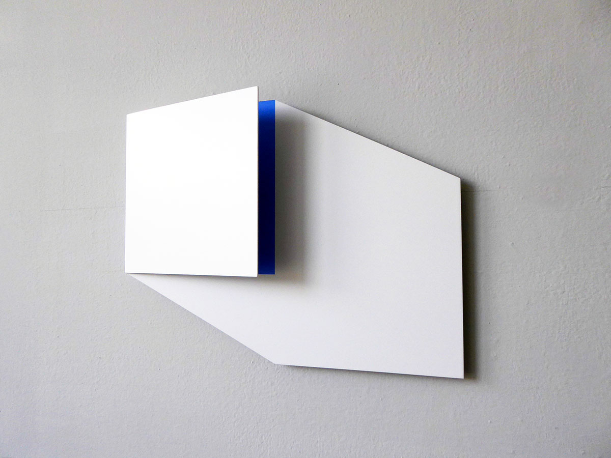 KOKON II, 202328,5 x 37,5 x 5 cmweiß-kobaltblau, Aluminium, Acryllack KOKON II, 202328,5 x 37,5 x 5 cmweiß-kobaltblau, Aluminium, Acryllack