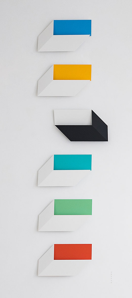 INSTALLATION Bunte Reihe, 20216-teilig, je 30 x 50 x 5 cm, Gesamthöhe ca. 280 x 50 x 5 cm Aluminium, Acryllack INSTALLATION Bunte Reihe, 20216-teilig, je 30 x 50 x 5 cm, Gesamthöhe ca. 280 x 50 x 5 cm Aluminium, Acryllack