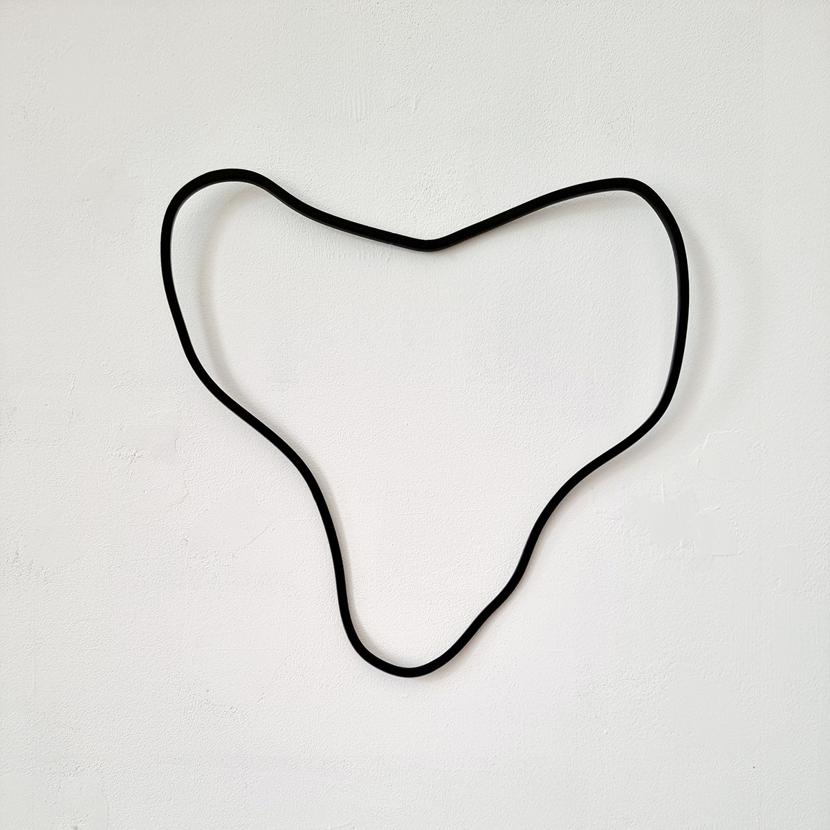 Gummiringerl (schwarz), 2024, 39 x 30 x 0,7 cm; cm; Stahl, pulverbeschichtet