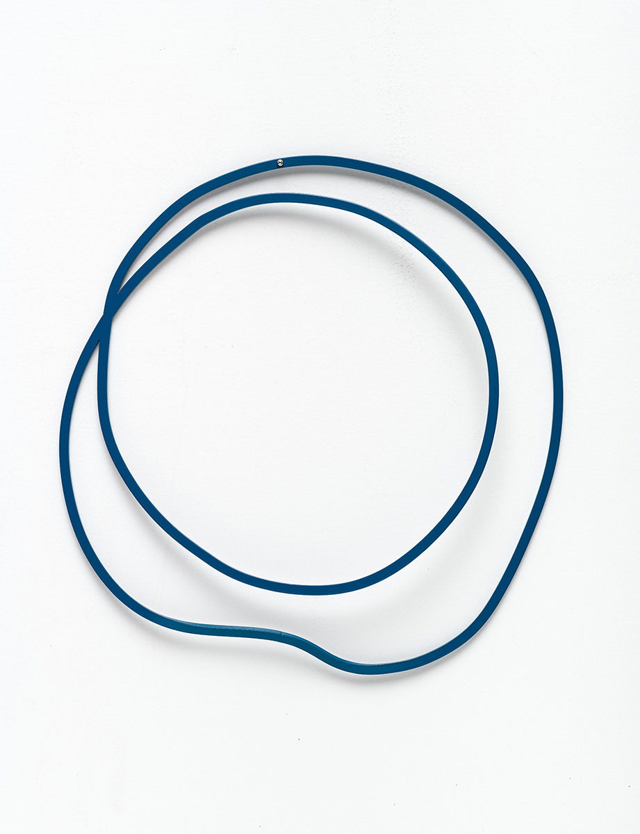 Gummiringerl (blau), 2024, 33 x 41,5 x 0,5 cm; Stahl, pulverbeschichtet