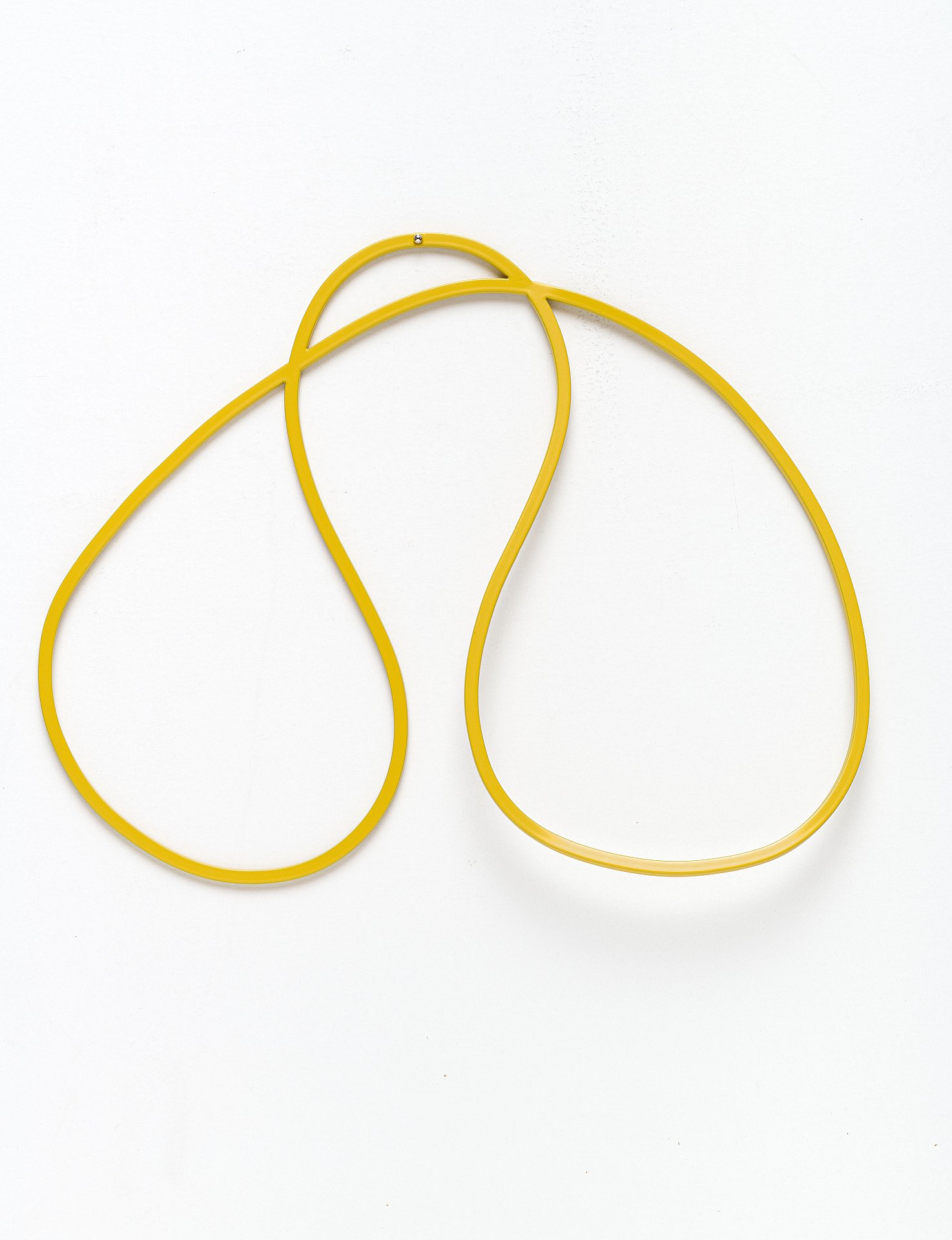 Gummiringerl (gelb), 2024, 33 x 33,9 x 0,5 cm; Stahl, pulverbeschichtet