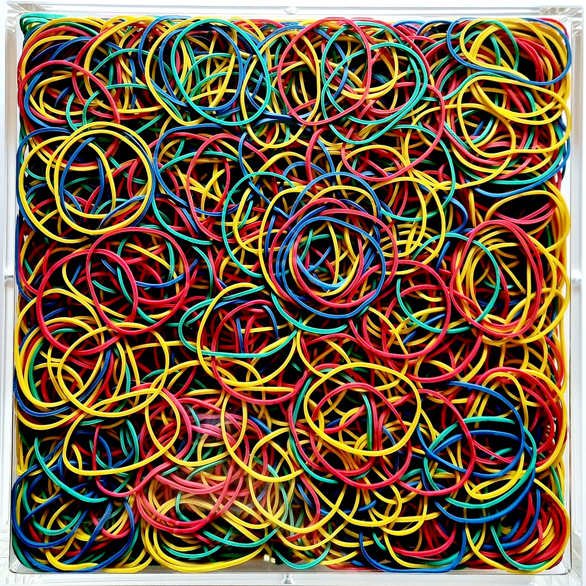 GLEICHSCHWER, 2024, 40 x 40 x 10 cm cm; Gummi, Plexiglas