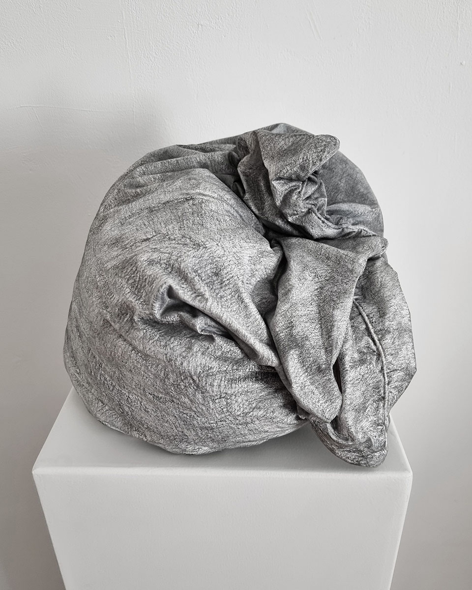 Ohne Titel / Coussin de reve 01, 202630 x 30 x 25 cmMixed media