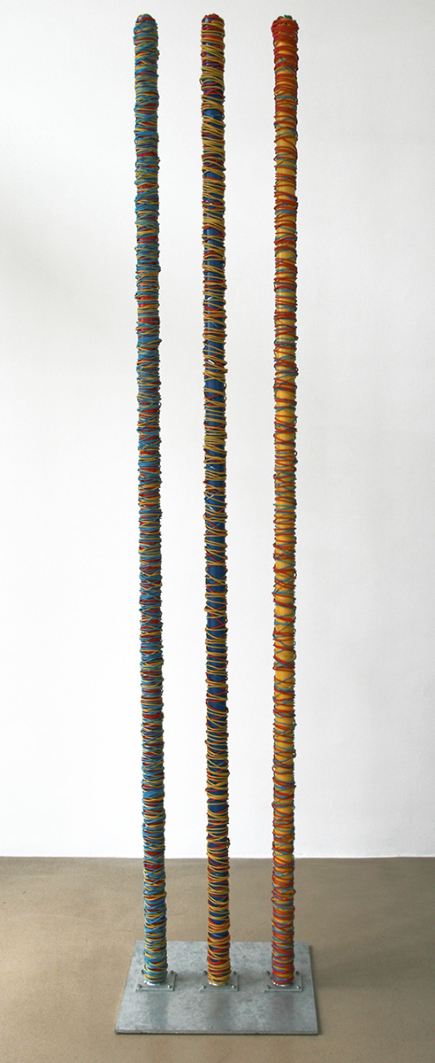 Vernetzte Säulen, 2005Höhe 250 cm, ø = je 5,5 cm Kunststoffisolierte Kupferdrähte, Eisen