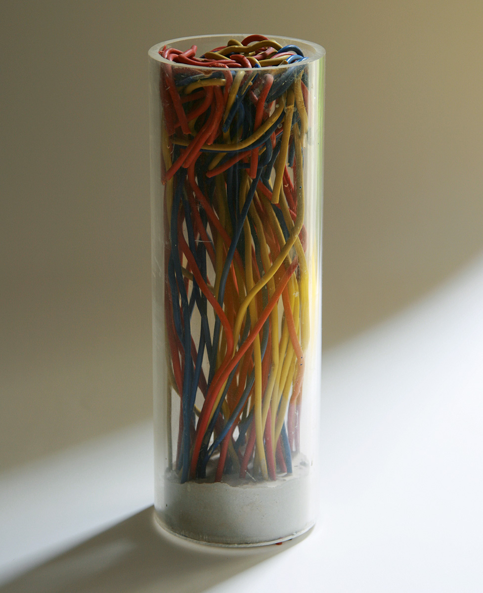 Ohne Titel, undated (1980)height 20 cm, ø = 7 cm plastic-insulated copper wires, cement, plexi glass