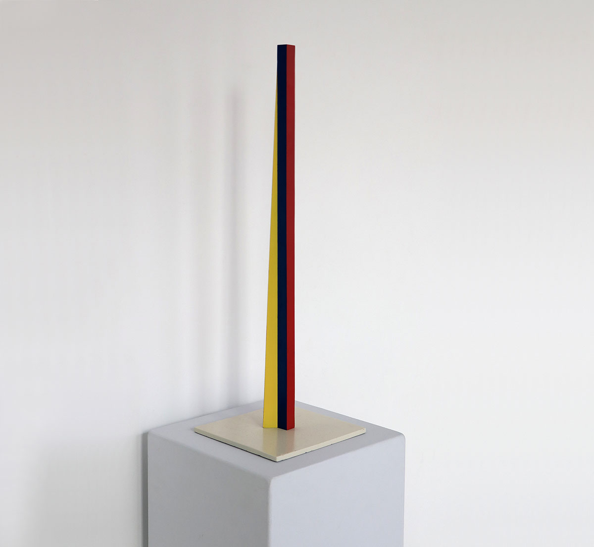 Eckverschiebung, 198960,5 x 3,7 x 3,7 cm; pedestal 0,5 x 20 x 19,7 cmAluminium, painteded: 4/5