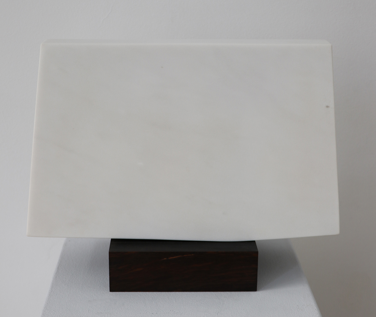 Waage, 199135,6/32 x 10,7/3,5 x 22,2 cmWooden pedestal: 16,5 x 16,5 x 5 cmThassos marble
