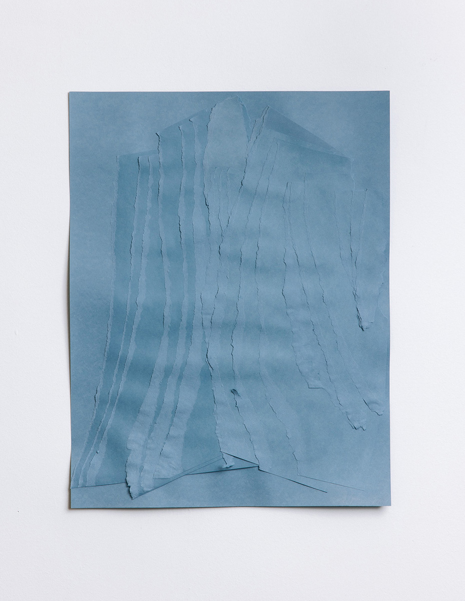 petite déchirure poudre bleue, 202265 x 50 cm in 71,3 x 55,5 cmCollage, Papier auf Papier; gerahmt in Museumsglas