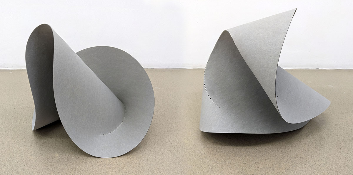 Ein Paar runder loser Einfalt, 2023each 40 x 36 x 33 cm (Diptychon)vulcanised cellul, grey