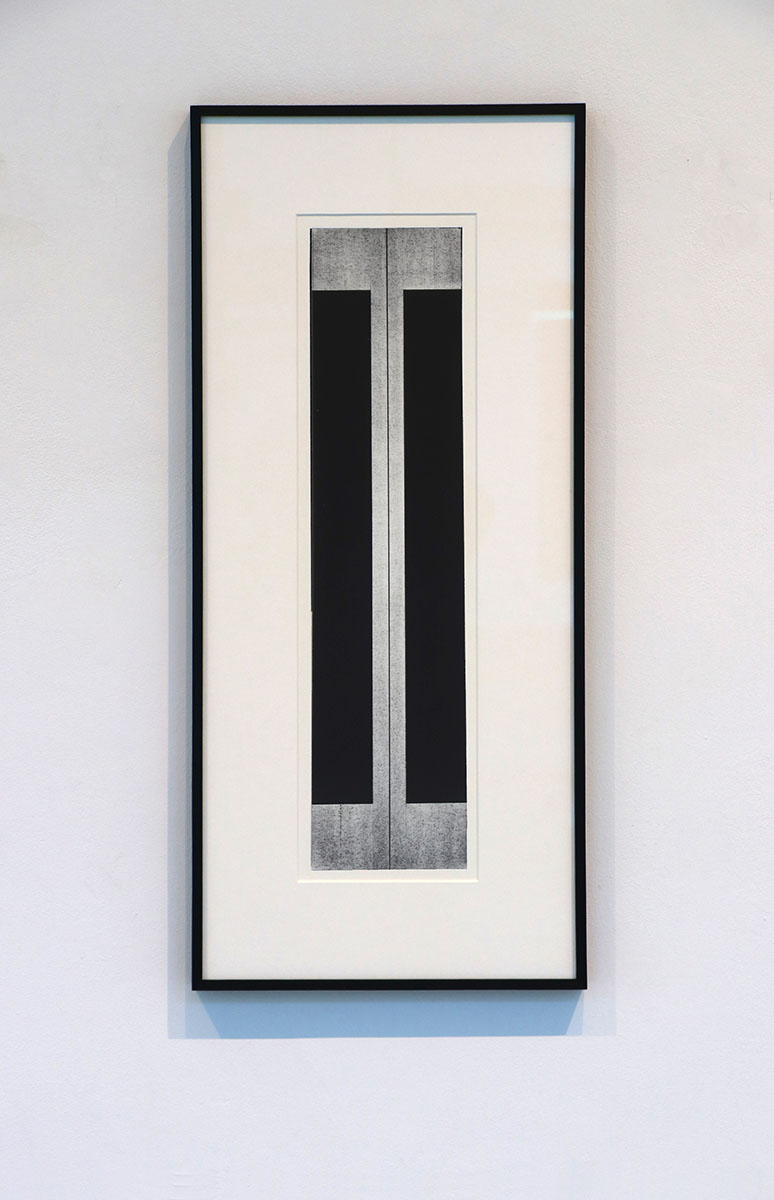 COLUMN 5, 199650 x 10 cm in 69 x 30 cmAcryl und Reisskohle auf Papier; gerahmt, Museumsglas COLUMN 5, 199650 x 10 cm in 69 x 30 cmAcryl und Reisskohle auf Papier; gerahmt, Museumsglas