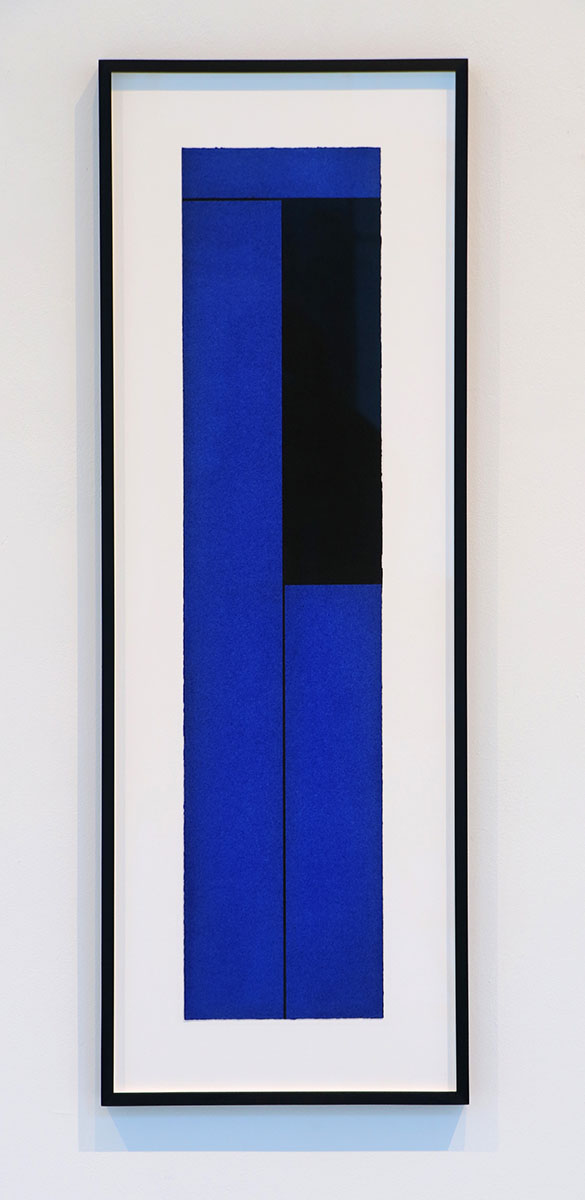 COLUMN (Phtaloblau 1), 199670 x 16 cm in 83,4 x 29,4 cmAcryl und Reisskohle auf Papier; gerahmt, Museumsglas COLUMN (Phtaloblau 1), 199670 x 16 cm in 83,4 x 29,4 cmAcryl und Reisskohle auf Papier; gerahmt, Museumsglas