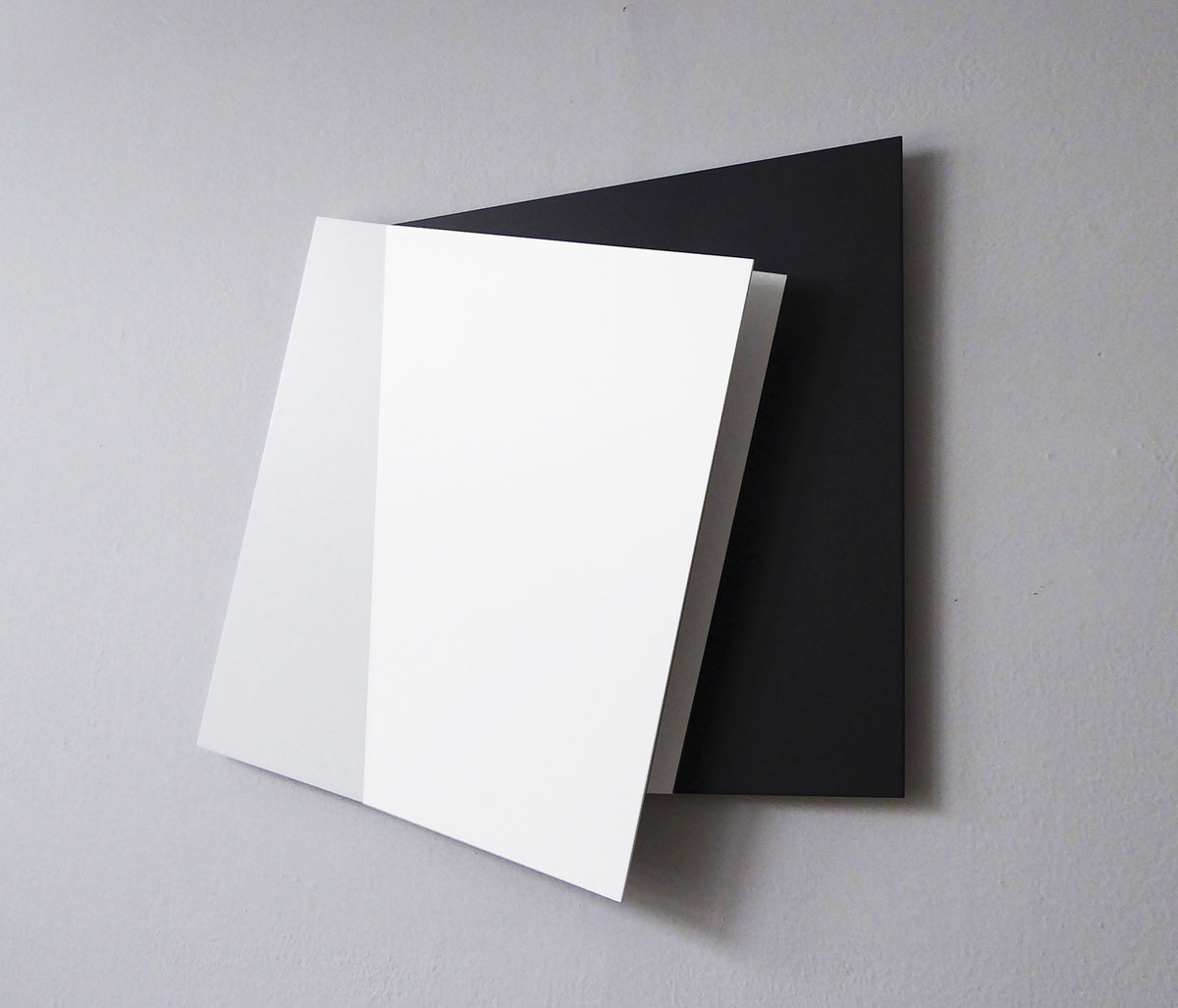 Weiß-Schwarz-Weißraum I, 201658,5 x 70 x 5 cmaluminium, acrylic lacquer Weiß-Schwarz-Weißraum I, 201658,5 x 70 x 5 cmaluminium, acrylic lacquer