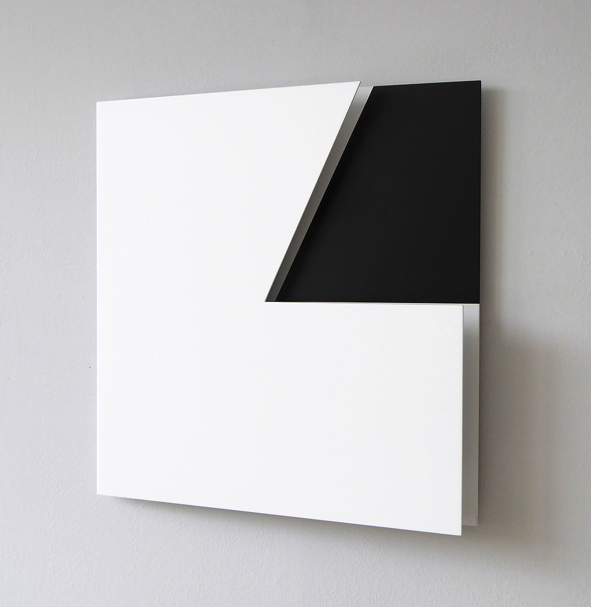 Schräger Einschnitt, 201350 x 50 x 4 cmaluminium, acrylic lacquer Schräger Einschnitt, 201350 x 50 x 4 cmaluminium, acrylic lacquer