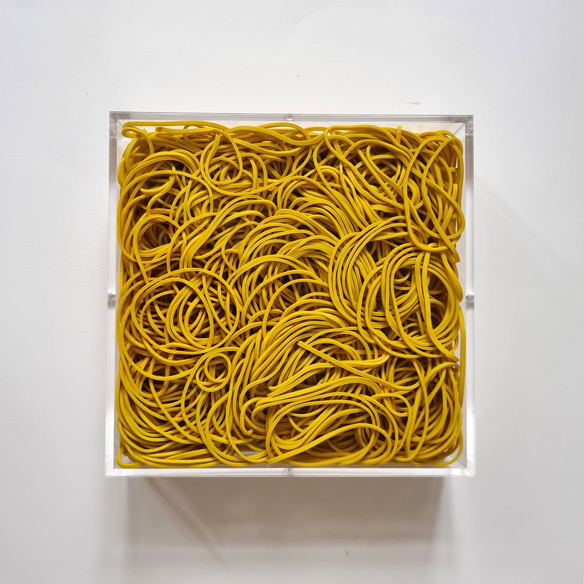 En miniature (GELB) 2026, 20 x 20 x 5 cm; Plexiglas, Gummi