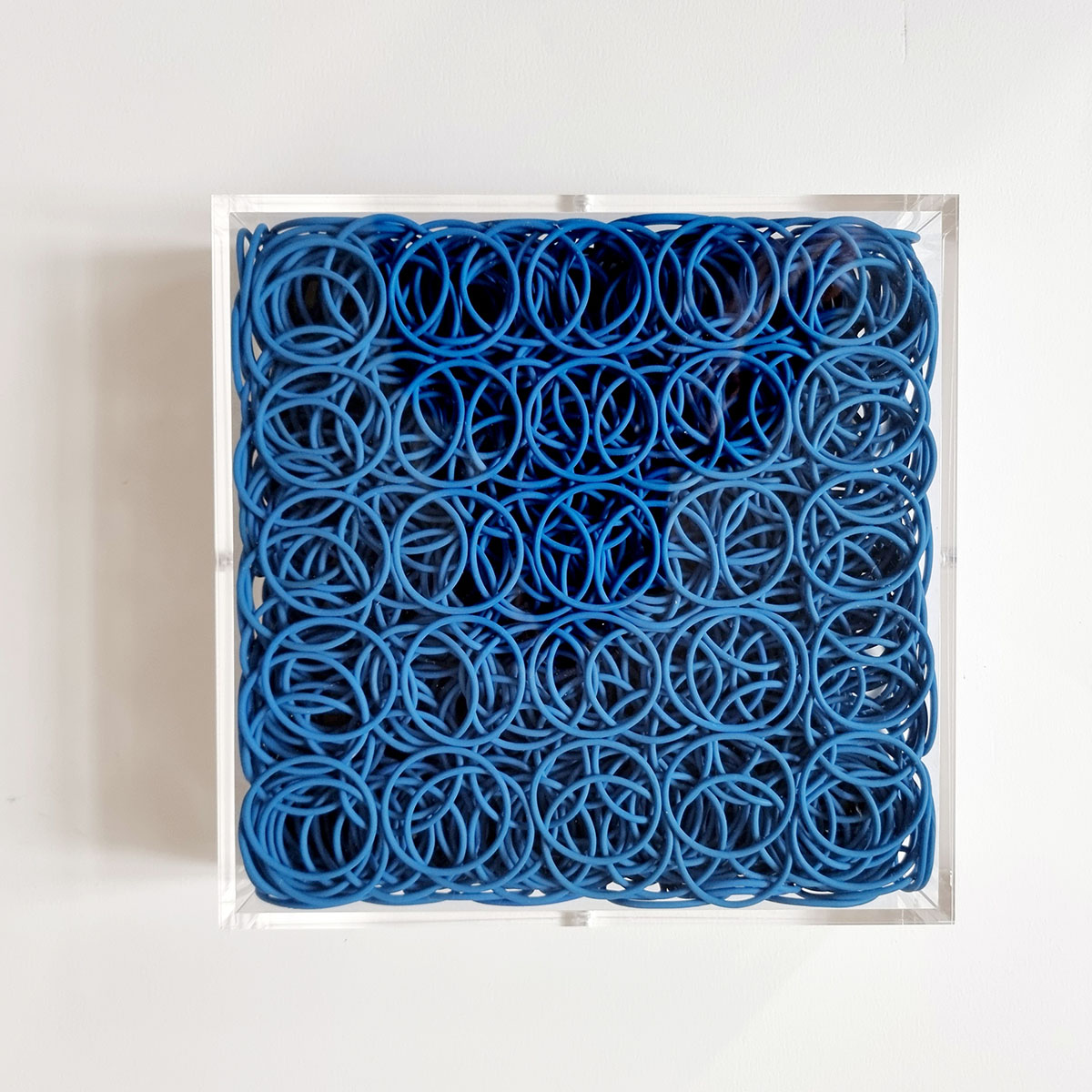 En miniature (BLAU) 2026, 20 x 20 x 5 cm; Plexiglas, Gummi
