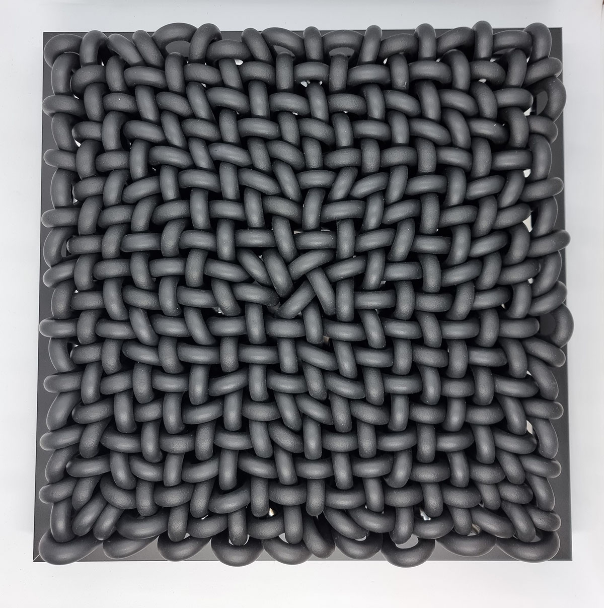 Variation élastique (small noir) 2025, 30 x 30 x 7,5 cm; Aluminium, Elastormere