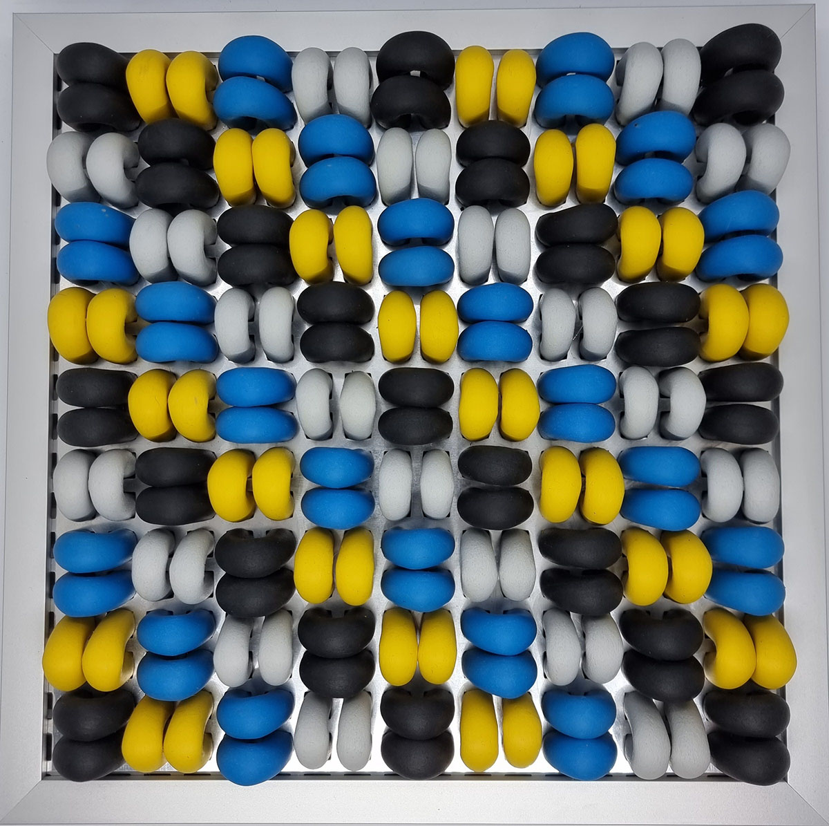 4 FARBEN (grau, gelb, schwarz, blau) 2025, 30 x 30 x 5,5 cm; Aluminium, Elastormere